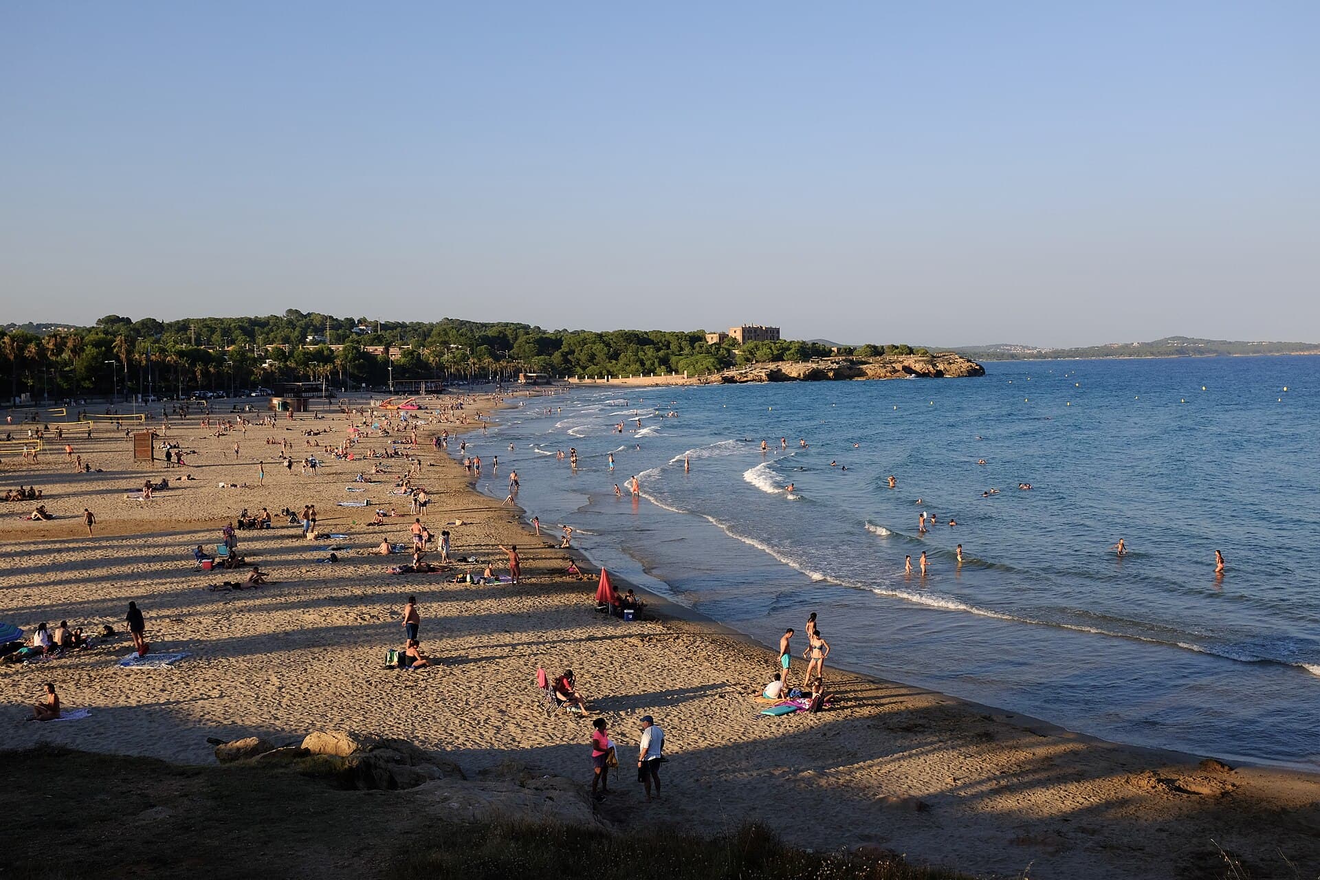 Circuit cycliste sur la Costa Daurada de Tarragone – route entre les pins avec vue sur la Méditerranée